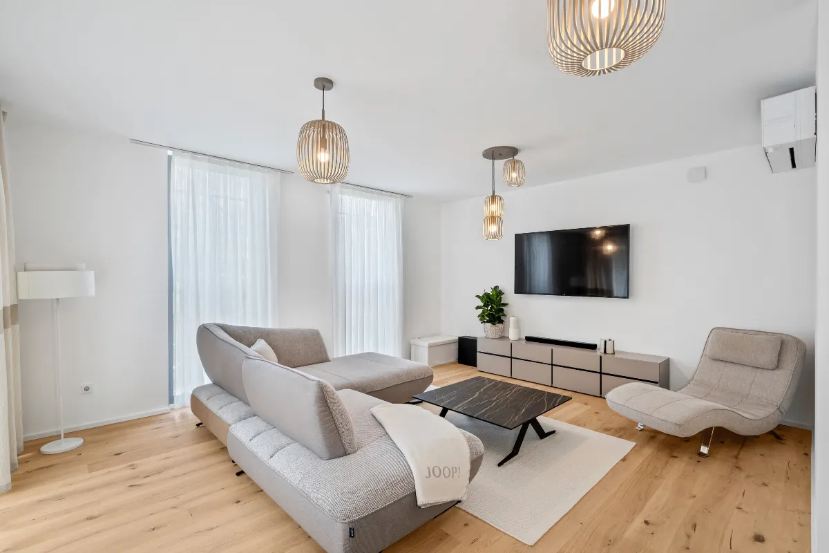Heller Wohnbereich mit Sofa und Holzboden